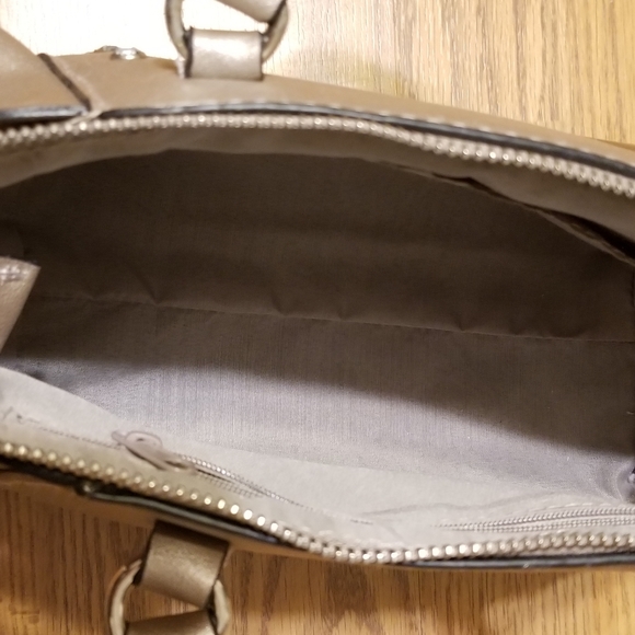 Adorable gold Handbag NWOT - Picture 3 of 6